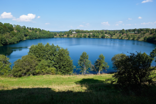 Vulkansee mit Maränen, für deren Fang Sie spezielles Gerät aus dem Anglershop in Rheinland-Pfalz benötigen.